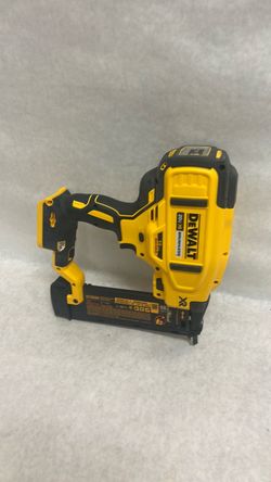 DeWalt DCN 680 18 gauge Brad nailer like new