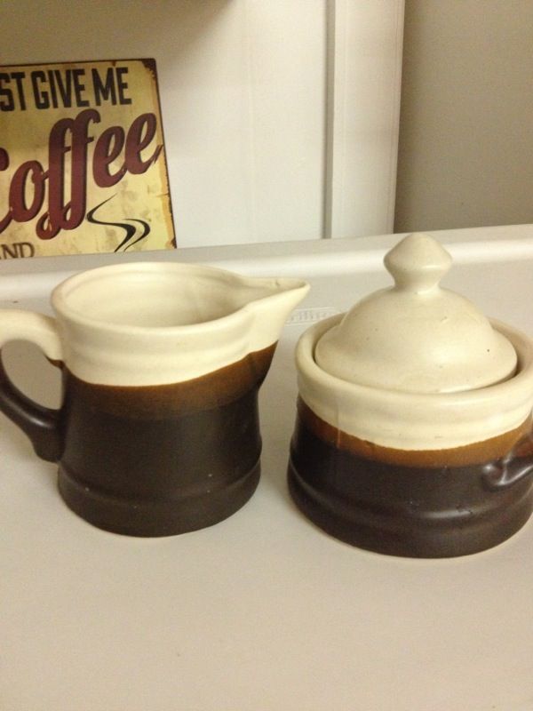 Brown crockery sugar creamer set