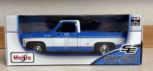 Maisto 1974 Chevrolet C10 Cheyenne Super Blue & White 1:18 Die-cast