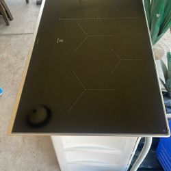 Black Electrolux Five Burner Glass Top INDUCTION Cook Top