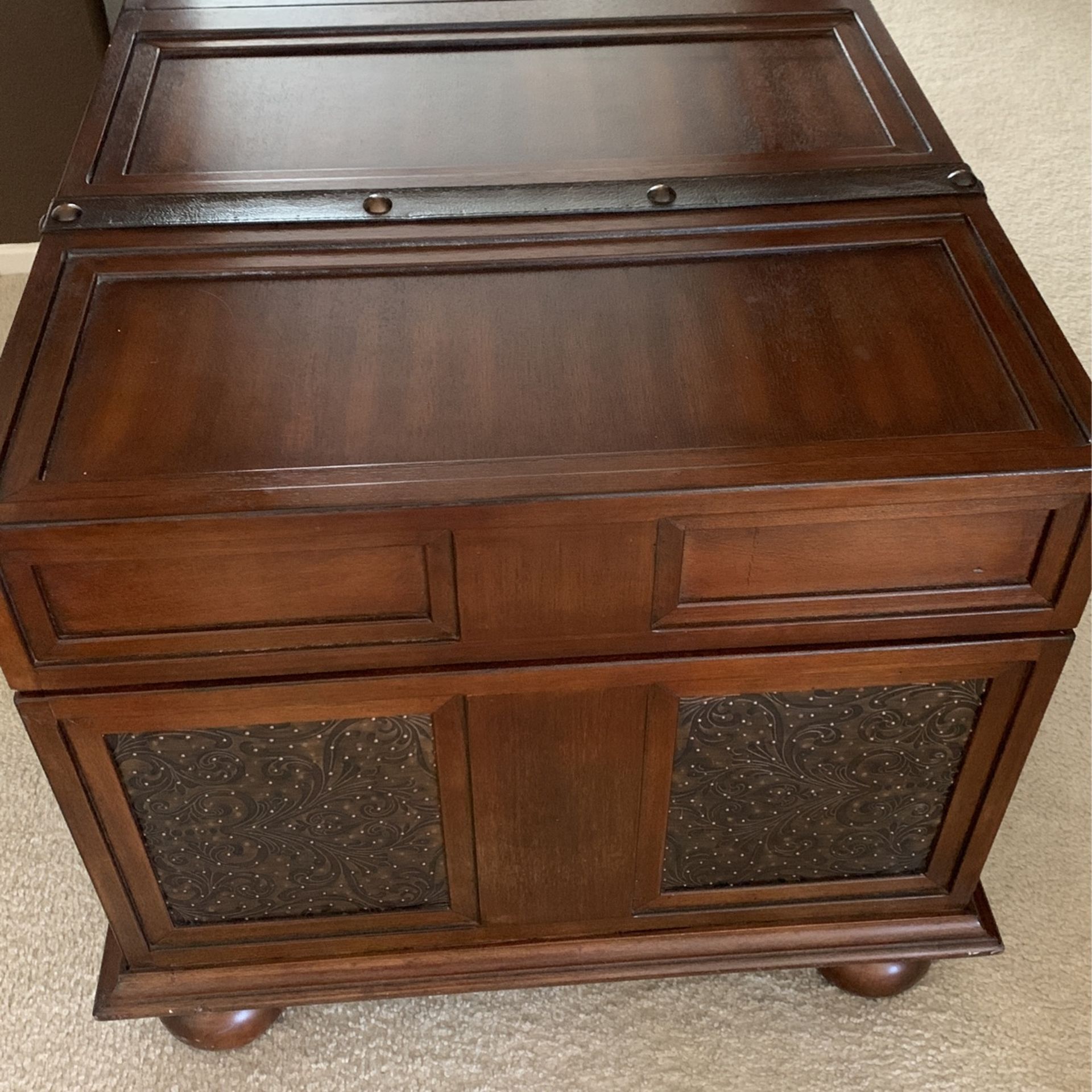 Ashley McKenna Coffee Table With Storage for Sale in Victorville, CA