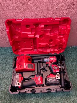 Milwaukee M18 FUEL 18V Lithium-Ion Brushless Cordless Hammer Drill and Impact Driver Combo Kit (2-Tool) with 2 Batteries