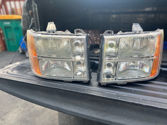 2008 GMC sierra Headlights