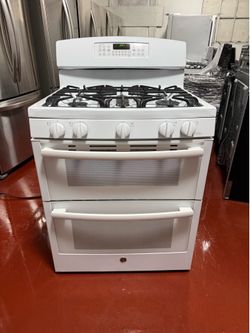 GE 5-burner gas stove with double oven in perfect working condition. Delivery and installation available with a 3-month warranty.