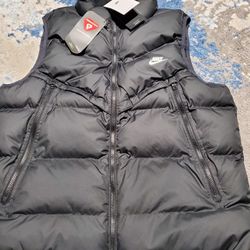 Nike Sportswear Club Puffer Jacket Vest White DR9617-010 Men's Size Large.. NWT