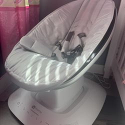 4moms MamaRoo Multi-Motion Baby Swing, Bluetooth Enabled with 5 Unique Motions, Grey