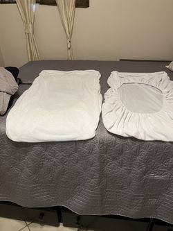    Cubierta para colchón de cuna, , elásticos Y Tela En Excelente Condición$5each o los 2 × 7 dólares