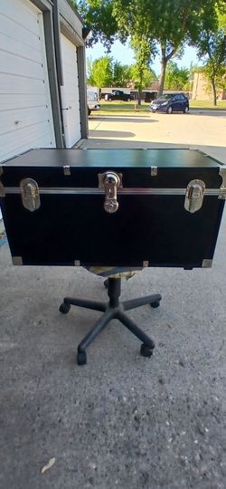 Seward 31" Trunk With Wheels and lock
