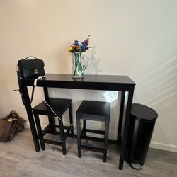 Table w/ 2 barstools