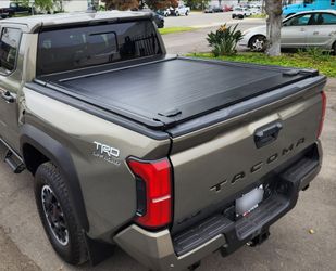 SyneticUSA MR Manual Retractable Aluminum Tonneau Cover For 2016-2026 5ft. Short Bed Tacoma