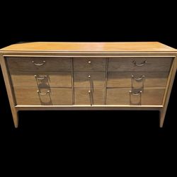 Mid Century dresser credenza. Excellent Condition