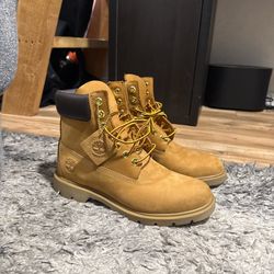 6inch Timberland boots size 8 (fits like a 9 reg shoe size)