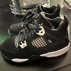 Air Jordan 4 retro “white Thunder” Size 12C Kids 