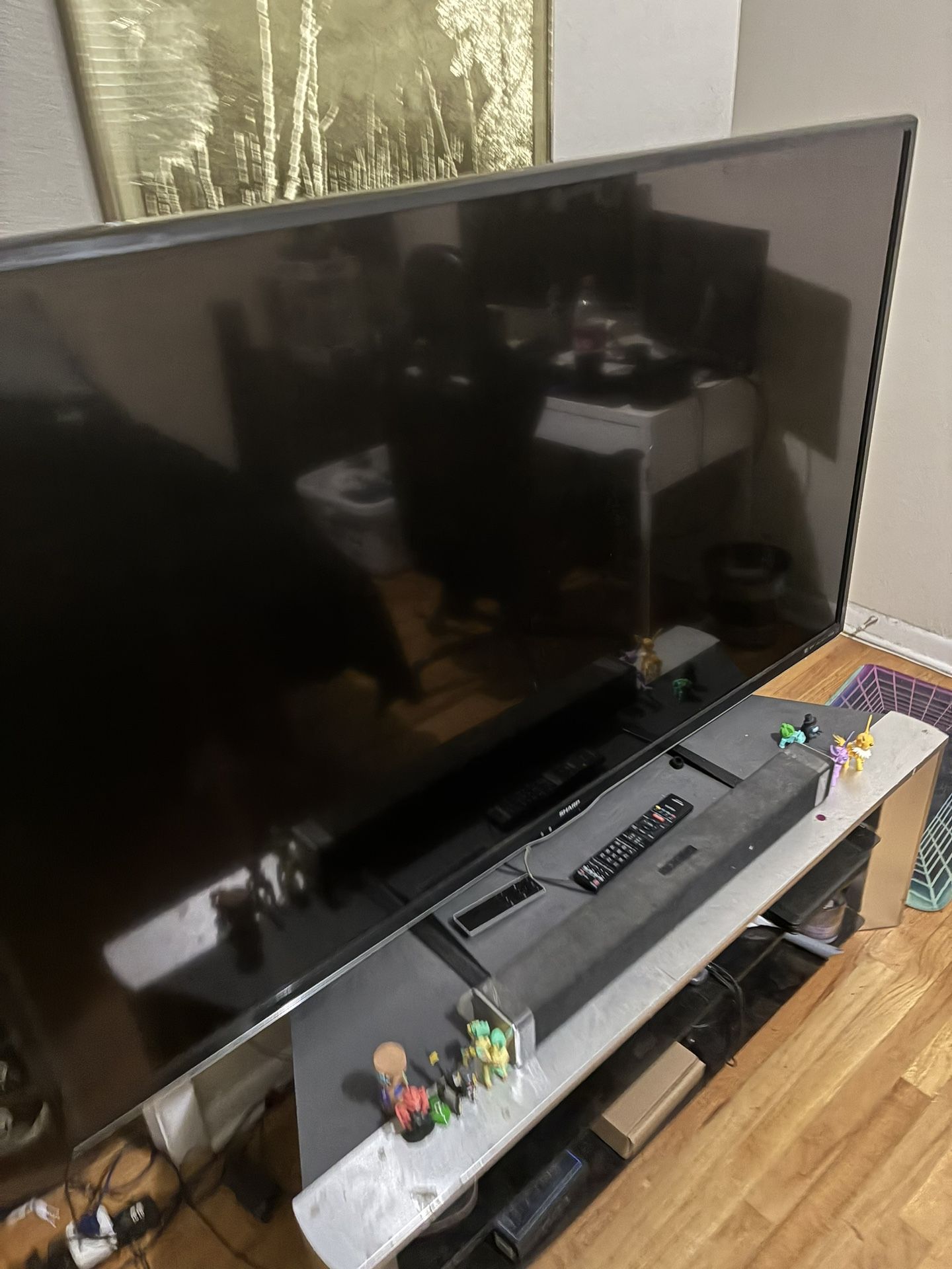 Selling Tv, Tv Stand And Roku streaming