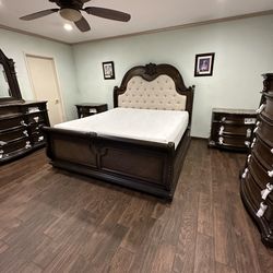 4pc King Size Bedroom Set / mattress included /  New In Box        Bonita recamara Medida King  de 4