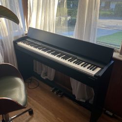Roland F140r Keyboard / Piano