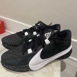 Nike Giannis Size 11