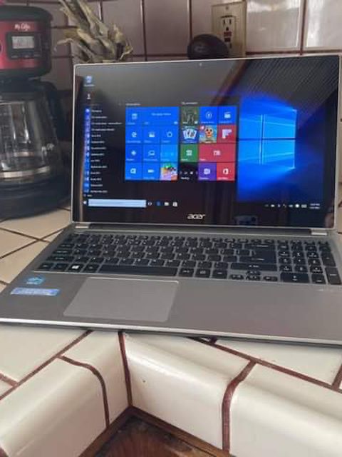 Acer Laptop Touchscreen I5 with Windows 10 and Microsoft Good Condition