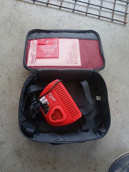 Cargador Milwaukee 12 Volts