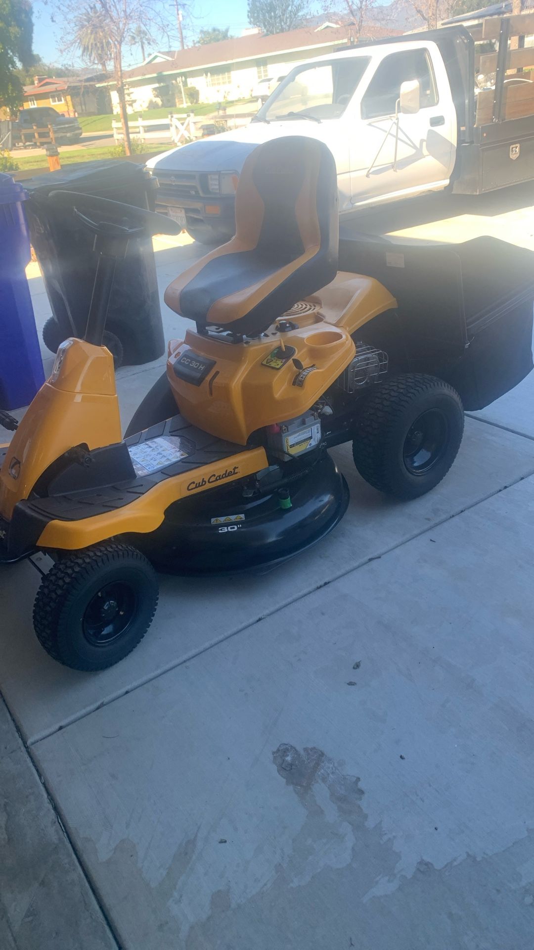 Mower new club cadet 30 inch with catcher hydrostatic transmission