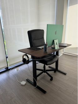 48”x24” adjustable desk and chair