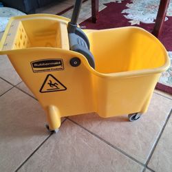 New Commercial Press, Rubber Maid With 2 Brand new mops