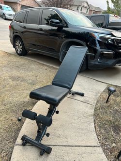 Weight bench that folds for saving space