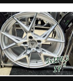 Clean 17s ready to mount! 🛞🔥 ​⚡ Size: 17" 💥 Bolt Pattern: 5x114.3 🚗 Fits: Honda, Toyota, Nissan, Hyundai, Kia, Lexus & more! ​📍 Phoenix Tires & W
