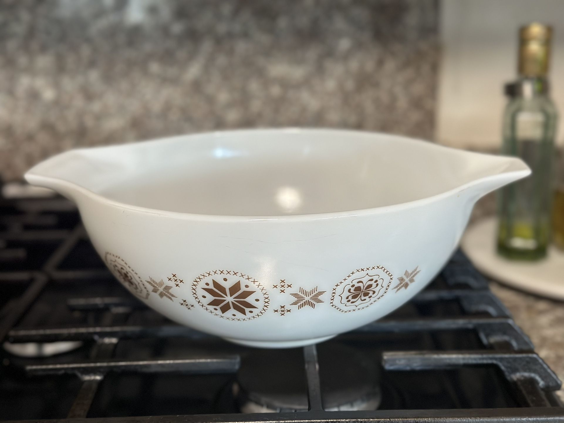 Vintage Pyrex Town & Country 4-Quart Mixing Bowl