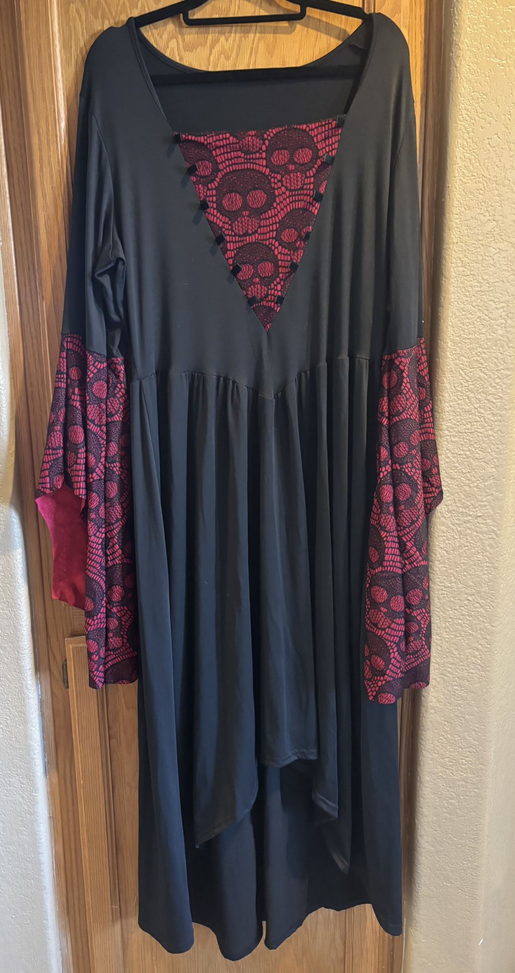 Woman’s Medium Skull Red/black Halloween dress