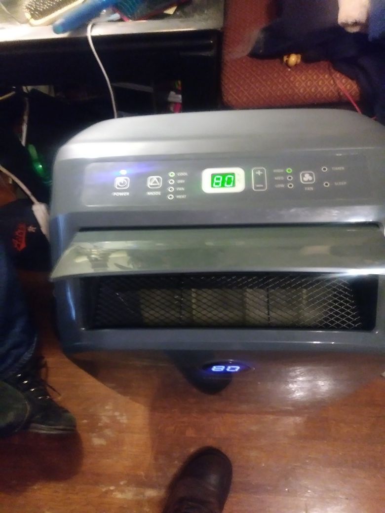 Hisense #AP13HR2G 1200 Watt Portable AC/HEATER