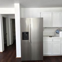 LG Stainless Steel Side-by-Side Refrigerator – Like New, Ice & Water Dispenser Never Used