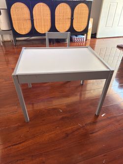 Kids table with 2 chairs