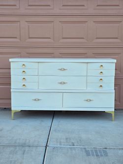 1960s Mid-Century Modern 8-drawer dresser from the Fashion Trend line by Johnson-Carper MCM
