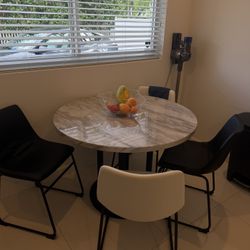 Round Table With 4 Chairs 