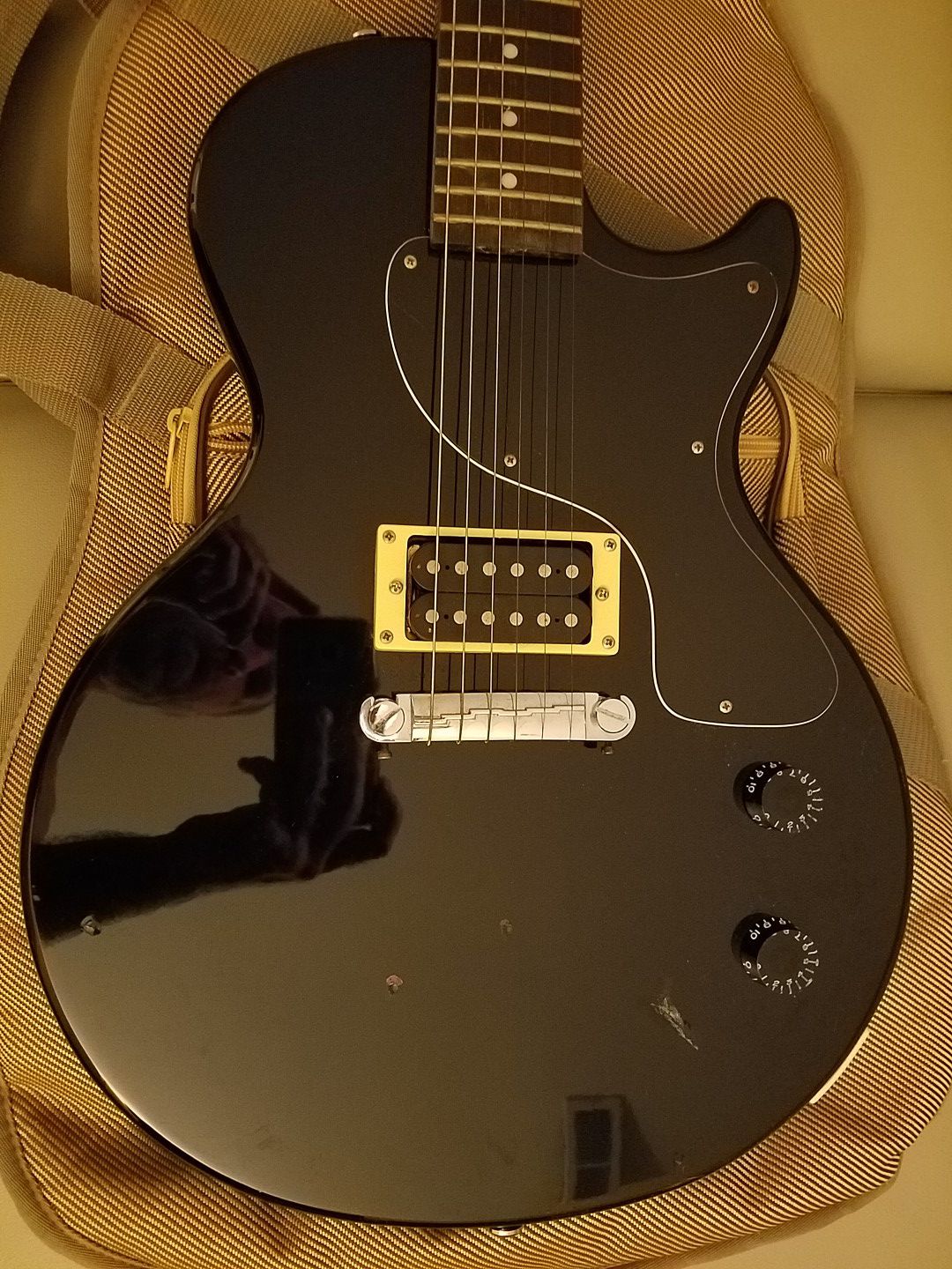 Epiphone Les Paul Junior Black electric guitar & soft case plus VOX VR15 amp