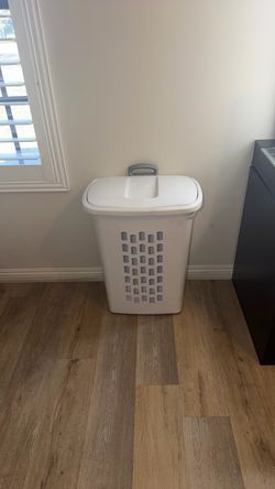Rolling laundry basket
