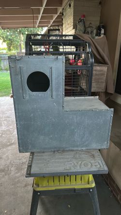 Metal boot nest box for parrots