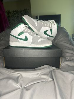 Air Jordan 1 Mid SE ‘Grey pine green’
