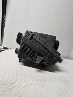 2005 Cadillac Esclade Air Box Cleaner Filter Assembly OEM
