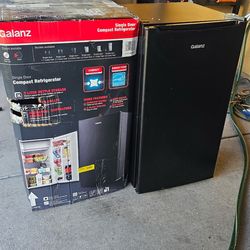 Galanz compact refrigerator 3.3cu.ft