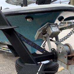 Price Reduced :  Fiberglass Wide V-hull Bow Crappie / Bass  Boat 15 Feet 3900