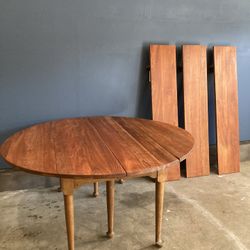 18th Century Gregorian Mahogany Wood Dropleaf Dining Table With Three Extension Leafs 