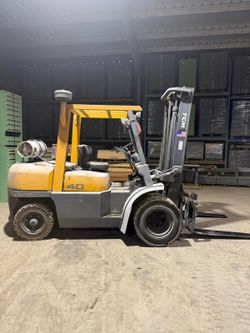 2008 TCM 9,000 lbs capacity forklift