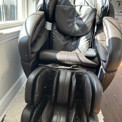 Brookstone INADA Massage chair 