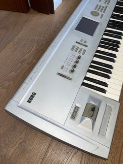 Korg TRITON 61-Key Music Workstation / Sampler Synthesizer Keyboard