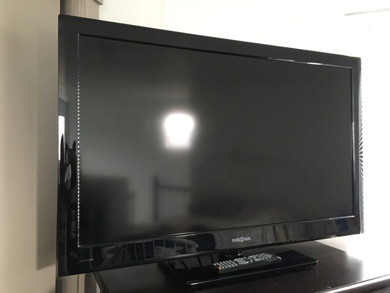 Insignia Flat Screen 40" TV with remote
