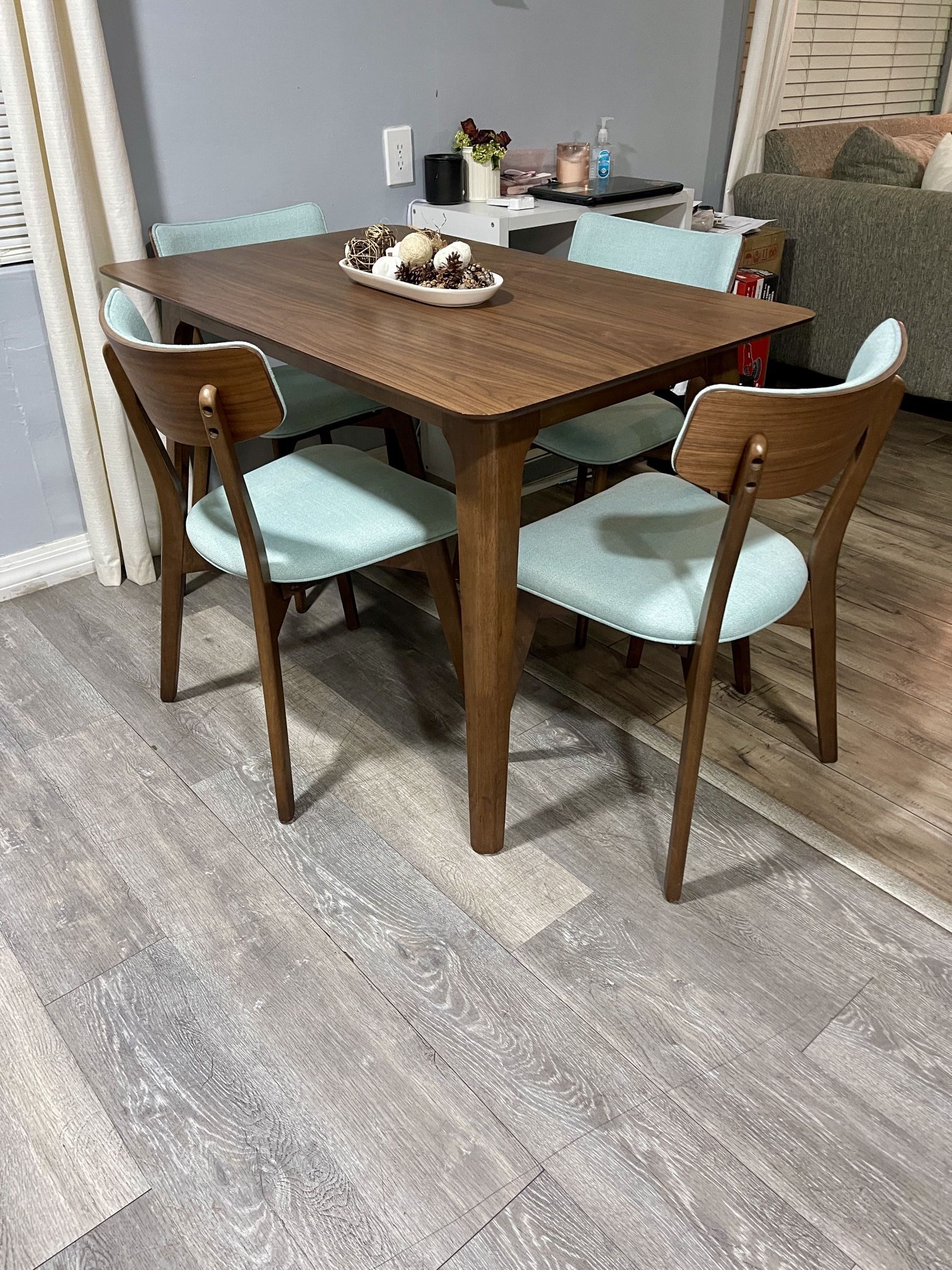 BEAUTIFUL TABLE 4 CHAIRS EXCELLENT CONDITION