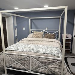Full / Queen Bed 