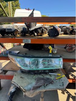 Toyota Highlander RIGHT USED OEM HEADLIGHT (2014-2016)